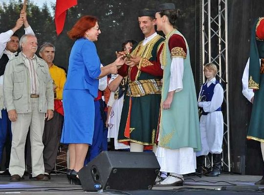 Statuetkę gościom z Czarnogóry wręcza A.Zajączkowska