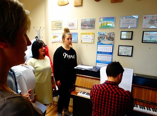 Szkoły:  Ernesta Hemingwaya i Iana Fleminga