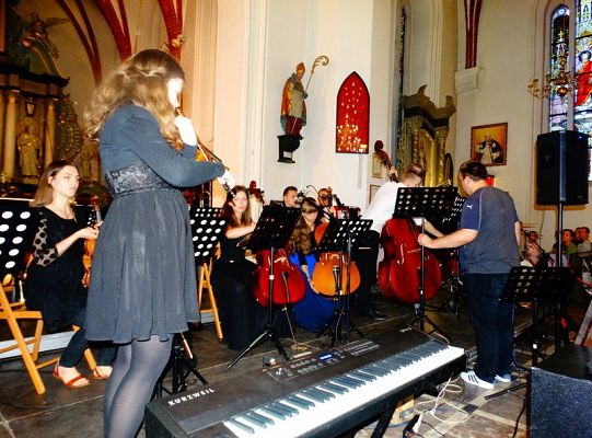 Struny skrzypiec dotykały murów Sanktuarium