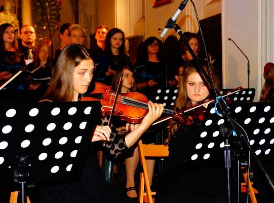 Struny skrzypiec dotykały murów Sanktuarium