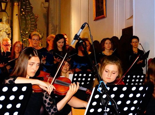 Struny skrzypiec dotykały murów Sanktuarium