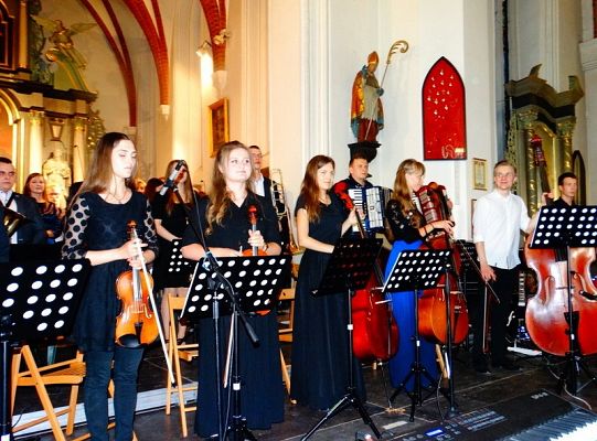 Struny skrzypiec dotykały murów Sanktuarium