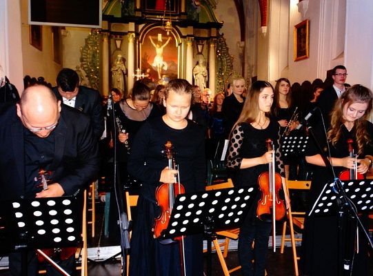 Struny skrzypiec dotykały murów Sanktuarium