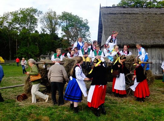 Swojska sesja na wozie pełnym siana