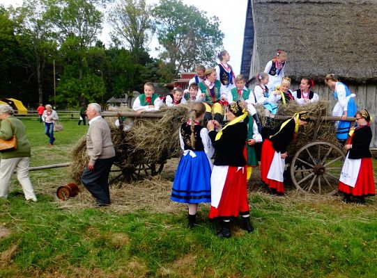 Swojska sesja na wozie pełnym siana