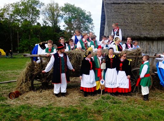 Swojska sesja na wozie pełnym siana