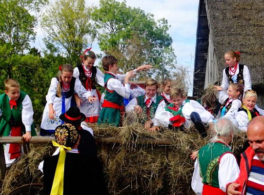 Swojska sesja na wozie pełnym siana