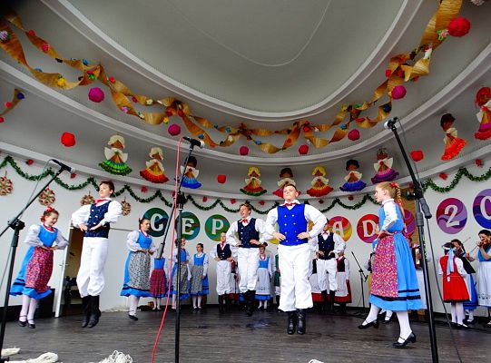 ZPiT ZL otworzył w Sopocie „Cepeliadę” i prezentował się niczym „Mazowsze”. Gigantyczna galeria zdjęć!