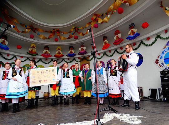 ZPiT ZL otworzył w Sopocie „Cepeliadę” i prezentował się niczym „Mazowsze”. Gigantyczna galeria zdjęć!