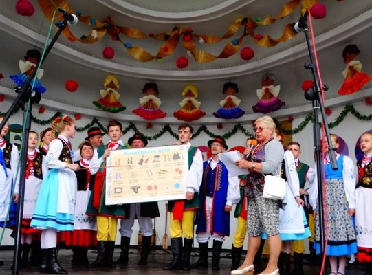 ZPiT ZL otworzył w Sopocie „Cepeliadę” i prezentował się niczym „Mazowsze”. Gigantyczna galeria zdjęć!