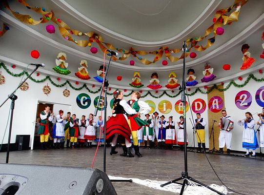 ZPiT ZL otworzył w Sopocie „Cepeliadę” i prezentował się niczym „Mazowsze”. Gigantyczna galeria zdjęć!