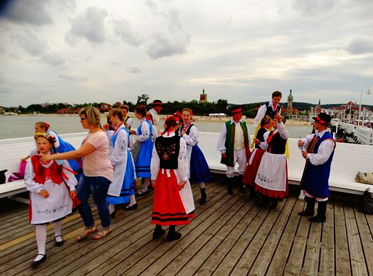 ZPiT ZL otworzył w Sopocie „Cepeliadę” i prezentował się niczym „Mazowsze”. Gigantyczna galeria zdjęć!