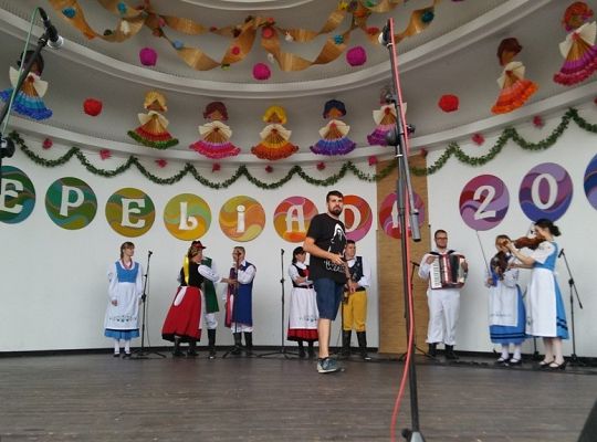 Cepeliadę w telefonie oglądać wypada....