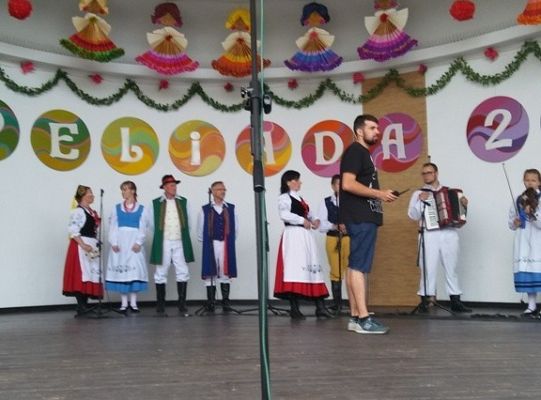 Cepeliadę w telefonie oglądać wypada....