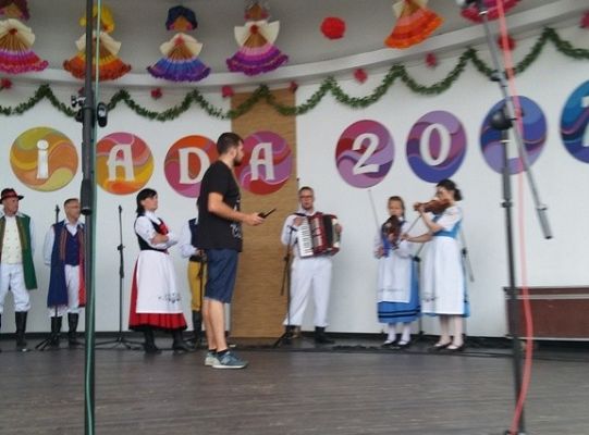 Cepeliadę w telefonie oglądać wypada....