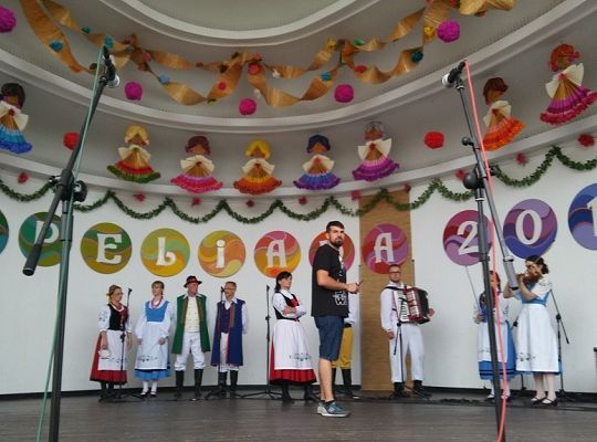 Cepeliadę w telefonie oglądać wypada....