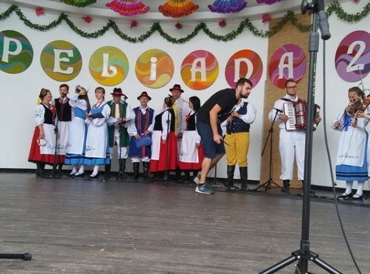 Cepeliadę w telefonie oglądać wypada....