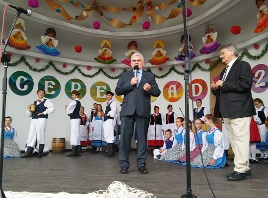 Cepeliadę w telefonie oglądać wypada....