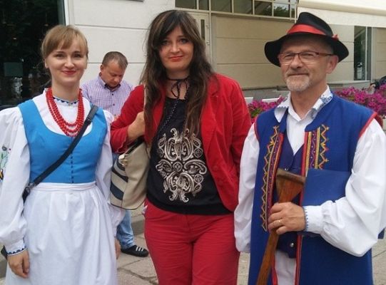 Cepeliadę w telefonie oglądać wypada....