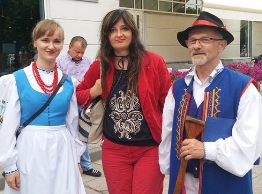 Cepeliadę w telefonie oglądać wypada....