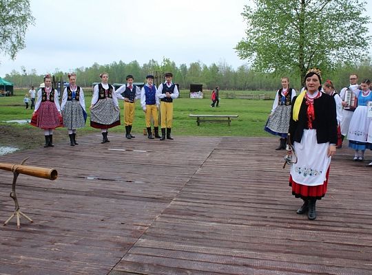 Podnoszę „kiecę” i na scenę lecę – bo kobietę do tańca się prosi!