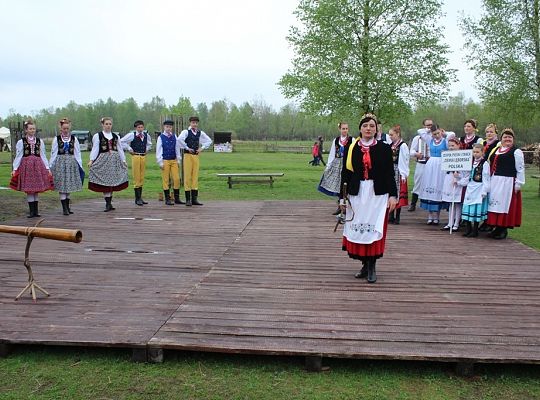 Podnoszę „kiecę” i na scenę lecę – bo kobietę do tańca się prosi!