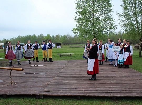 Podnoszę „kiecę” i na scenę lecę – bo kobietę do tańca się prosi!