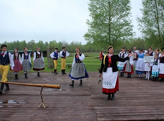 Podnoszę „kiecę” i na scenę lecę – bo kobietę do tańca się prosi!