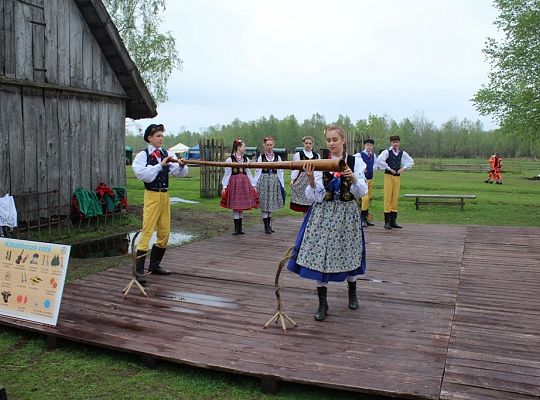 Podnoszę „kiecę” i na scenę lecę – bo kobietę do tańca się prosi!
