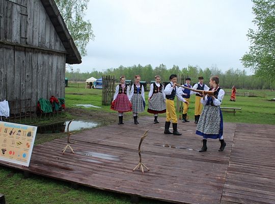 Podnoszę „kiecę” i na scenę lecę – bo kobietę do tańca się prosi!