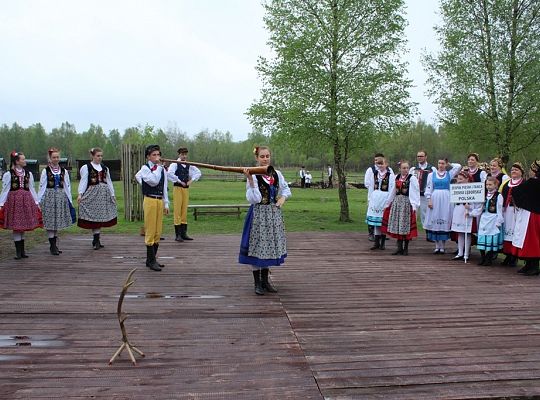 Podnoszę „kiecę” i na scenę lecę – bo kobietę do tańca się prosi!