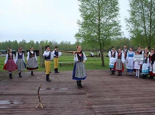 Podnoszę „kiecę” i na scenę lecę – bo kobietę do tańca się prosi!