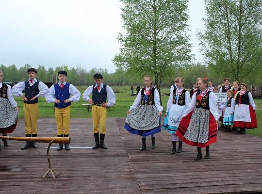 Podnoszę „kiecę” i na scenę lecę – bo kobietę do tańca się prosi!