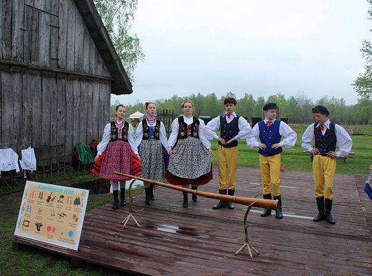 Podnoszę „kiecę” i na scenę lecę – bo kobietę do tańca się prosi!