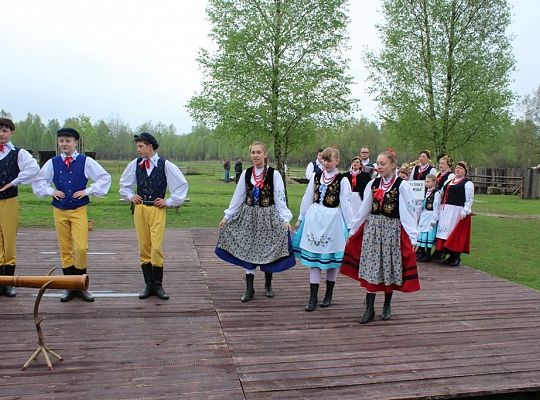 Podnoszę „kiecę” i na scenę lecę – bo kobietę do tańca się prosi!