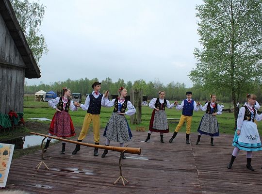 Podnoszę „kiecę” i na scenę lecę – bo kobietę do tańca się prosi!