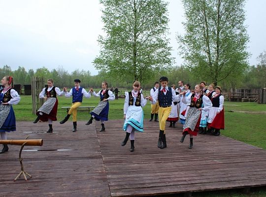 Podnoszę „kiecę” i na scenę lecę – bo kobietę do tańca się prosi!