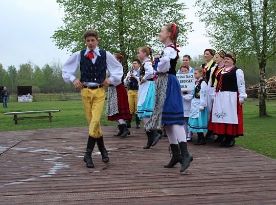 Perfekcja na scenie. ZPiT ZL przyciąga tłumy. Czerń w każdy dzień.