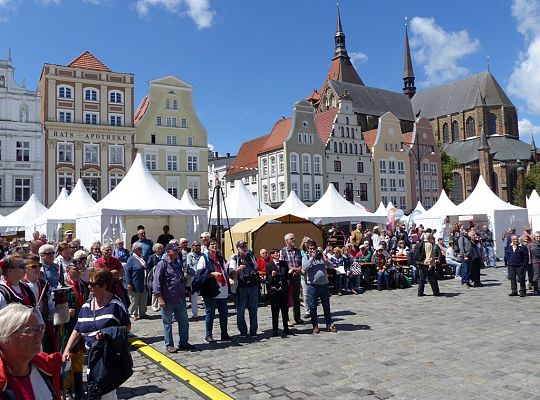 Zespół koncertuje na scenach w różnych rejonach portowego miasta